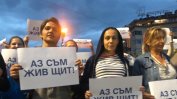 31 ден: Протестиращите с "жив щит"  в очакване на полицейския щурм (видео и снимки)