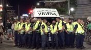 Напрежение на протеста: Полицията блокира бус с майки от "Системата ни убива" (видео)