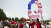 Движението QAnon разпространява конспиративни теории, за да помогне на Тръмп