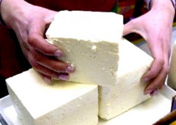 Евтиното сирене е пълно с вода