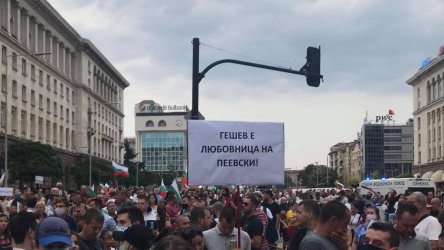Mass protests in front of Parliament on the first day after summer break