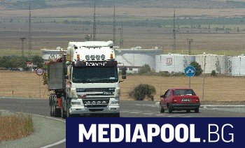 Катастрофа между три тежкотоварни автомобила блокира пътя Русе Разград