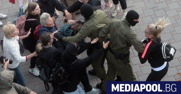 Полицията в Беларус арестува десетки участници в многохиляден антиправителствен протест