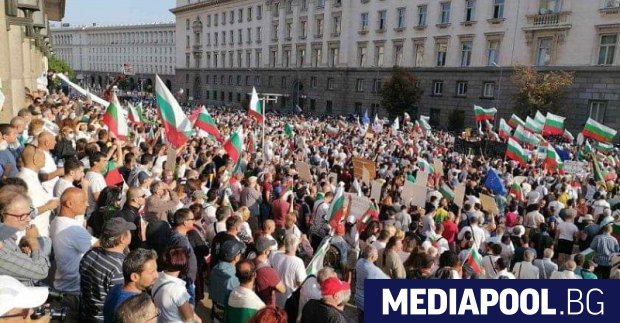 В продължение на два месеца българи се събират на улицата