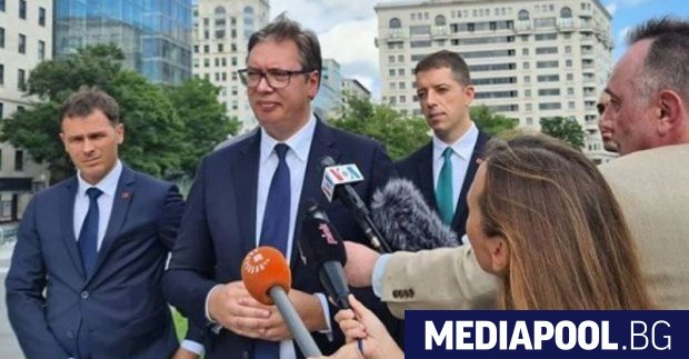 Президентът на Сърбия Александър Вучич и премиерът на Косово Авдулах