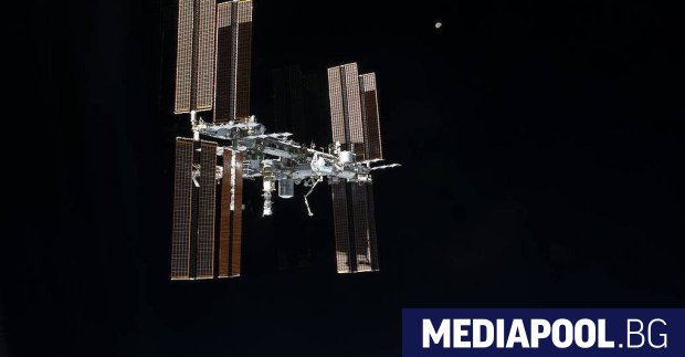 Целият екипаж на Международната космическа станция МКС в следващите три
