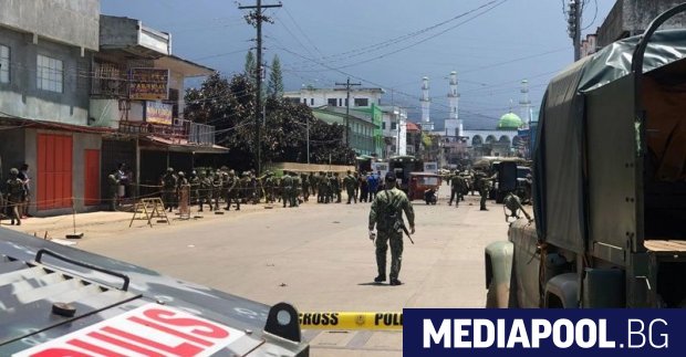 Най малко 10 души загинаха и десетки бяха ранени в понеделник