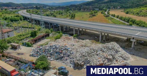 Година след като горяха отпадъци под моста на магистрала Струма