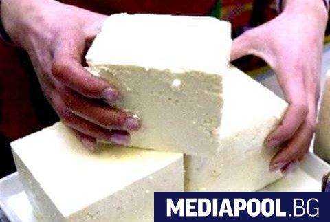 Евтиното сирене на българския пазар се оказва обилно напоено с