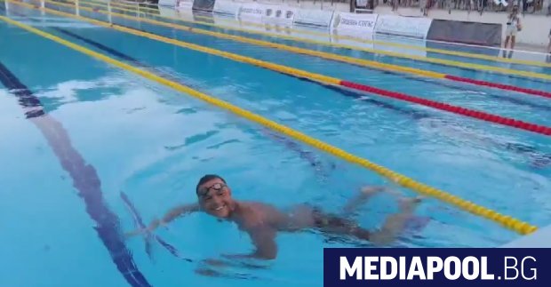 Българинът Цанко Цанков подобри световния рекорд за 12-часово плуване без