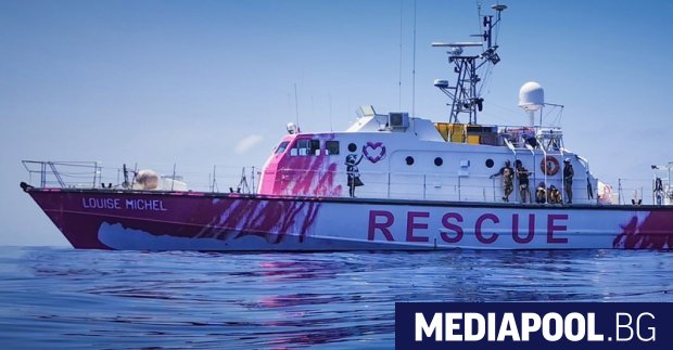 Екипажът на моторната яхта Луиз Мишел спасяваща мигранти в Средиземно