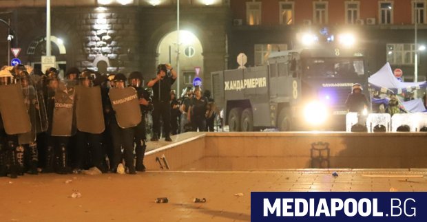 Полицаи по време на многохилядния антиправителствен протест в София разказаха
