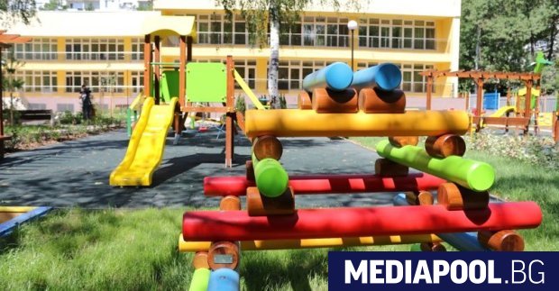 Дистанционната форма на обучение както в училищата така и в