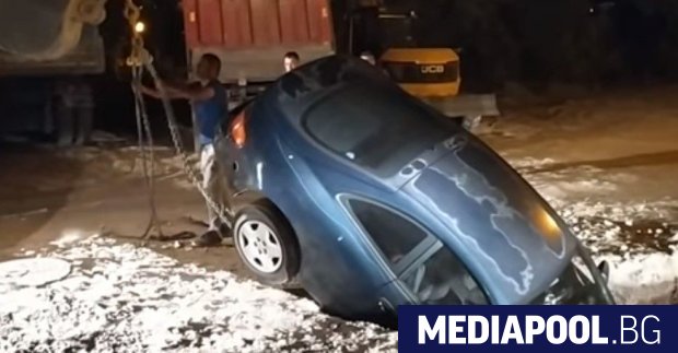 Автомобил пропадна в изкоп в пловдивския район Северен а 19 годишният
