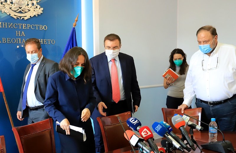 Министър Костадин Ангелов със заместничката си Жени Начева (в средата) заедно със съсловните лидери на лекарите Иван Маджаров (вляво) и Николай Шарков (вдясно) при подписването на анекса, сн. БГНЕС