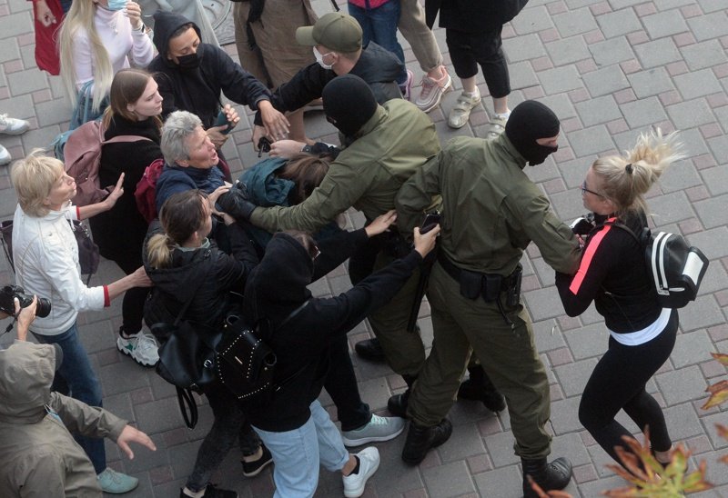 Десетки протестиращи са задържани в Минск