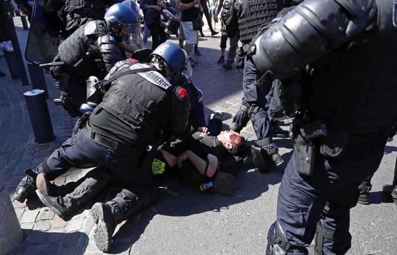 Сблъсъци и арести при подновяване на протестите на "жълтите жилетки" в Париж