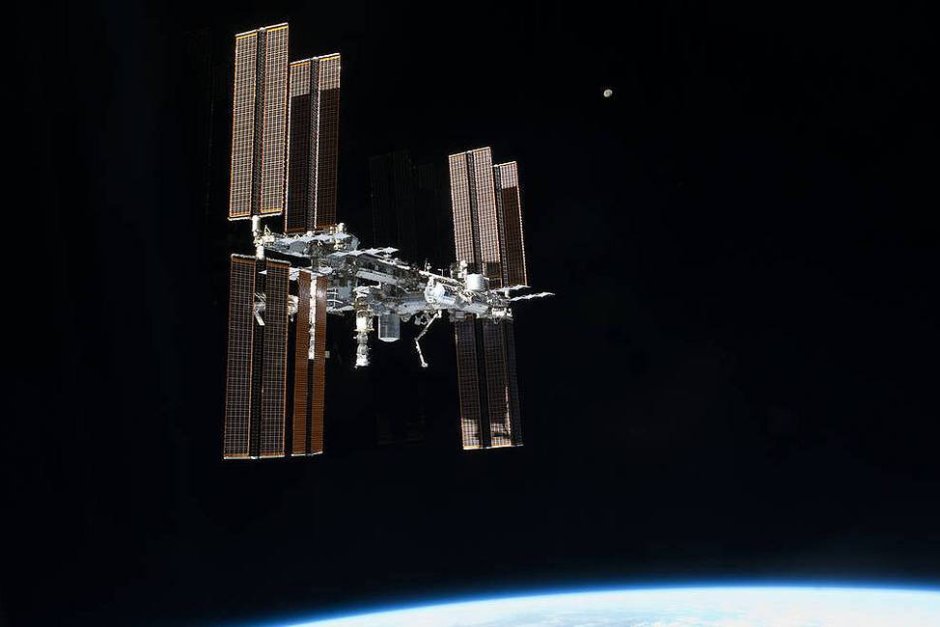 Теч на въздух на МКС евакуира астронавтите на САЩ в руския сектор