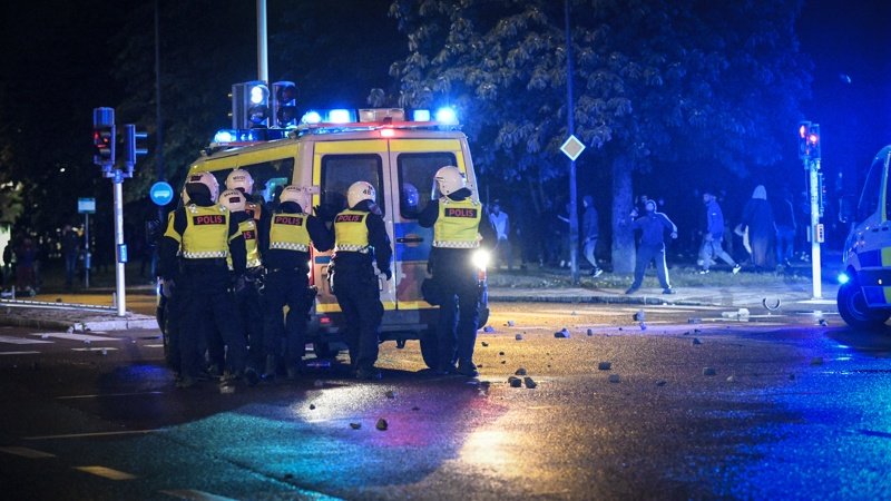 Размирици в шведски град, лидер на крайнодясна партия със забрана да влиза в страната