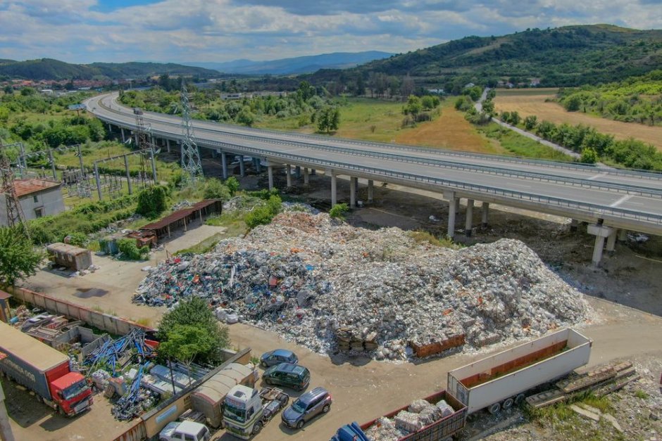 "Балканфарма" ще разчисти отпадъци при горелия мост на магистрала "Струма" (видео)