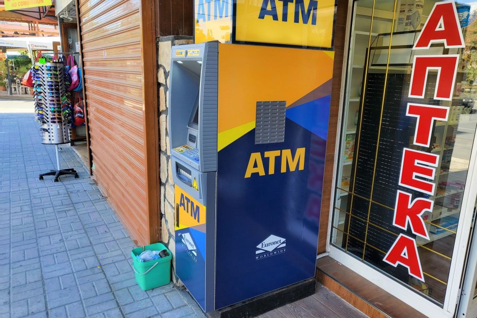 Властите намериха решение за скъпите банкомати, но няма кой да го внесе официално