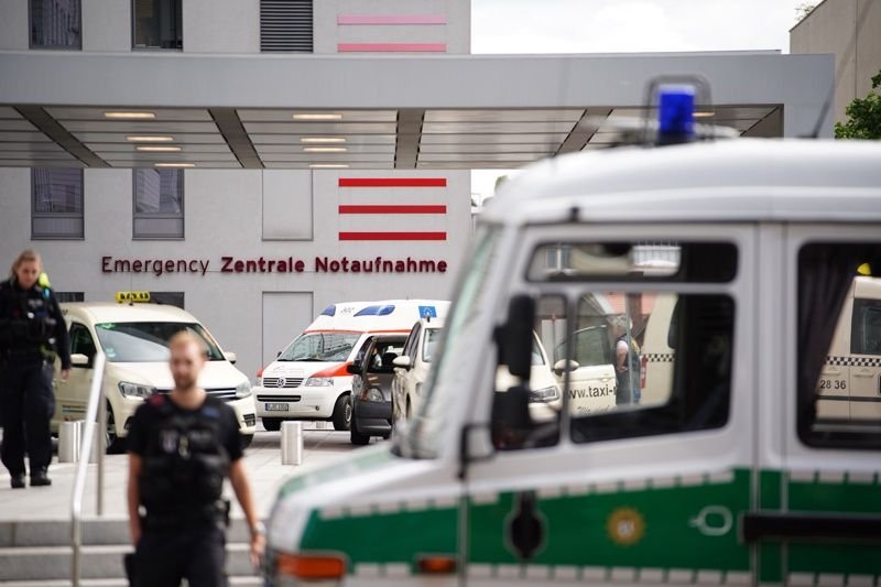 Полицейска кола стои пред спешното отделение на германската болница "Шарите", където е настанен опозиционерът. 