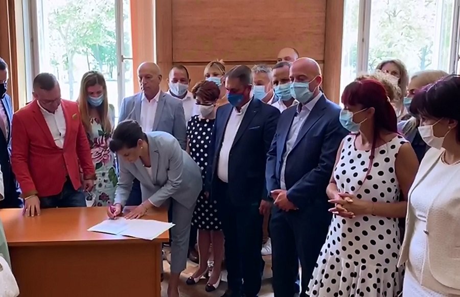 Дариткова подписва писмото пред парламентарната група на ГЕРБ