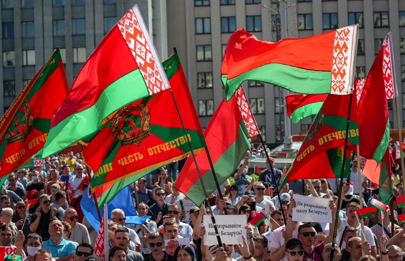 Лукашенко организира контрапротест в своя защита. Снимка: ЕПА/БГНЕС