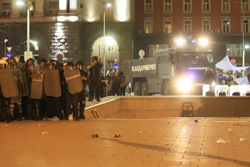 Полицаите цял час чакали заповед под "бомбардировка" от провокатори на протеста