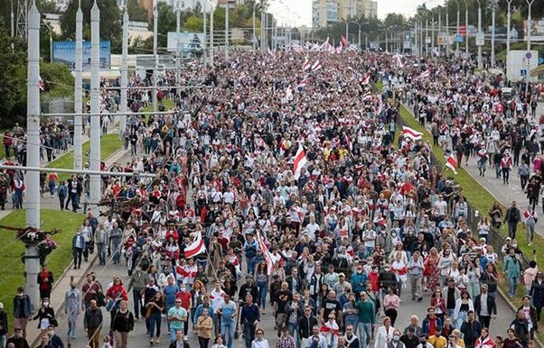 Протестите в Беларус: Десетки хиляди около резиденцията на Лукашенко, стотици арестувани (обновена)
