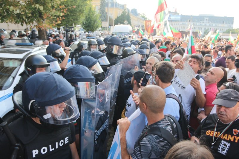 "Велико народно въстание" – сблъсъци, обгазени и арестувани на блокиран площад (видео)