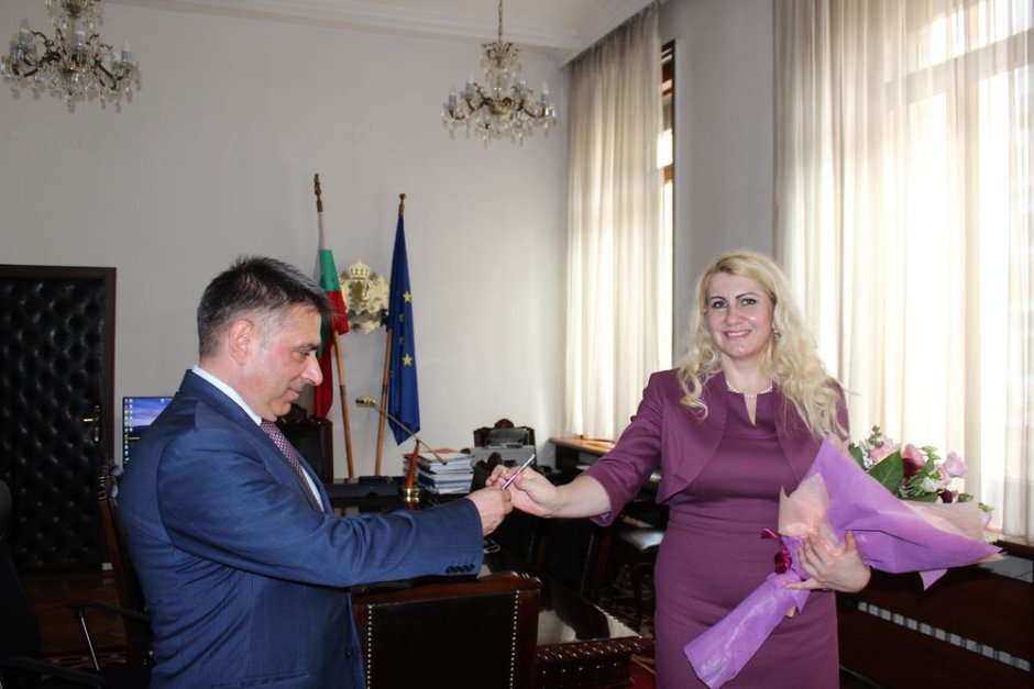 Новият министър на правосъдието Десислава Ахладова приема държавния печат от доскорошния си началник