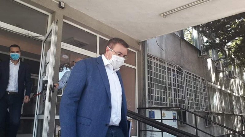 Здравният министър прати "всеки с грипоподобни симптоми" в Инфекциозна болница