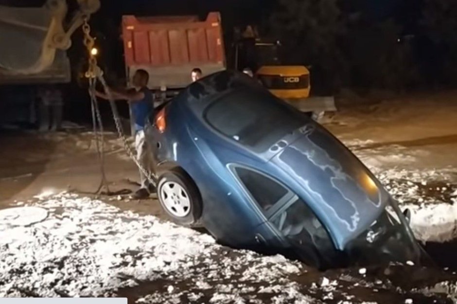 Автомобил пропадна в изкоп на водния цикъл на Пловдив