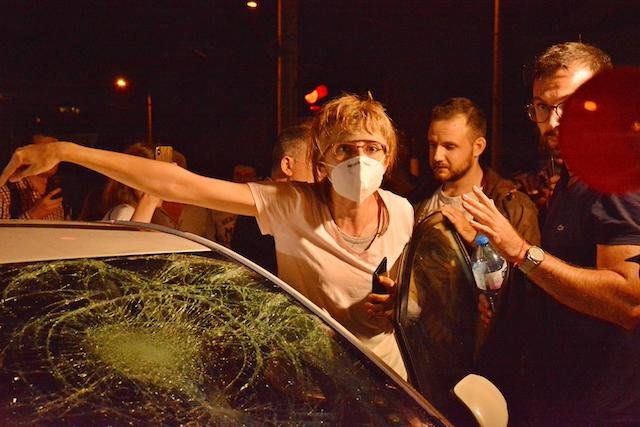 Елена Мицева в нощта, в която опита да мине през протеста и колата й бе потрошена