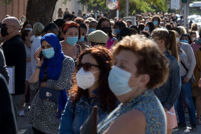 Жители на Мадрид чакат на опашка в сряда, за да си направят серологичен тест за коронавирус