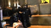 Кадри с брутално полицейско насилие опровергават МВР (видео)