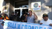 Три снимки. Отговорът на Цацаров към протеста под прозорците му