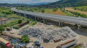 "Балканфарма" ще разчисти отпадъци при горелия мост на магистрала "Струма" (видео)