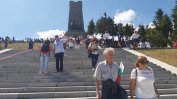 Петима протестиращи се барикадираха в паметника на Шипка