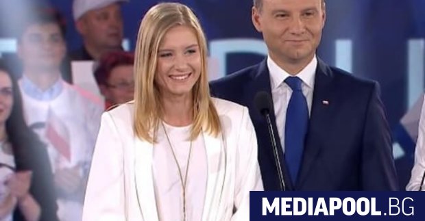 Полският президент Анджей Дуда назначи 25-годишната си дъщеря Кинга за