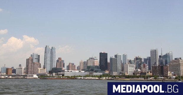 Стотици хиляди деца ще влязат днес отново в класните стаи