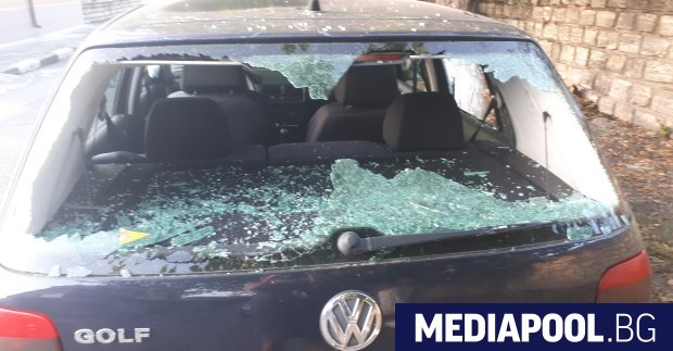 Вандали са счупили стъклата на автомобила на общинския съветник от
