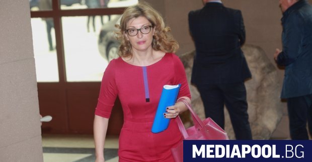 Вицепремиерът и министър на външните работи Екатерина Захариева пристигна от