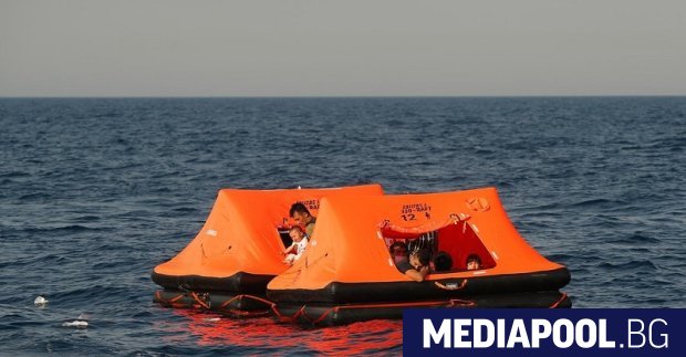Скоро след като достигнали гръцкия остров Лесбос група афганистански мигранти