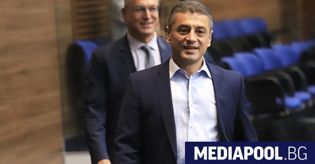 Шестима депутати напускат парламентарната група на БСП, след като опозиционерите