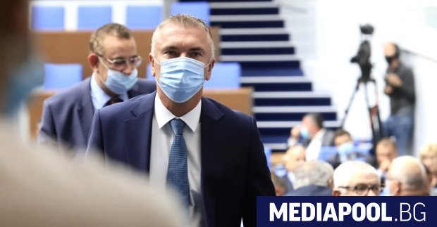 Министърът на здравеопазването Костадин Ангелов разреши на депутатите да са
