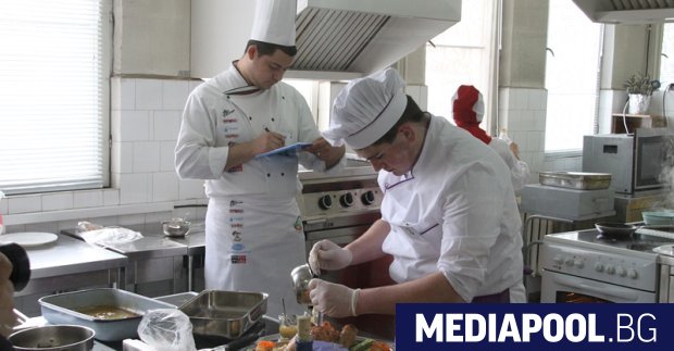 Работодателите и синдикатите подкрепят удължаване на схемата 60 40 за запазване