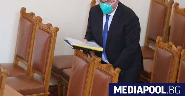 Министърът на здравеопазването проф. Костадин Ангелов смъмри по време на