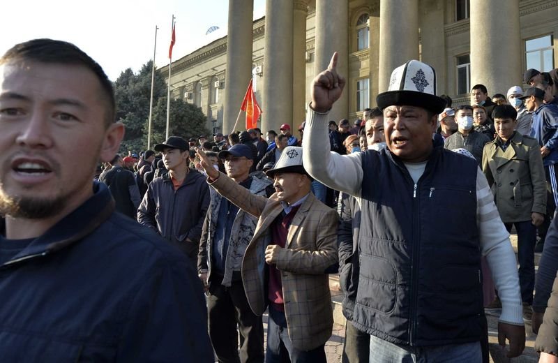 Киргизстанската опозиция е разделена на фона на политически хаос и протести
